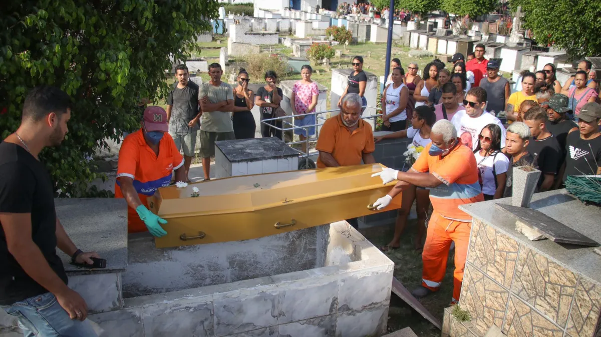 'Vamos à rua, vamos gritar', diz prima em enterro de Maria Eduarda