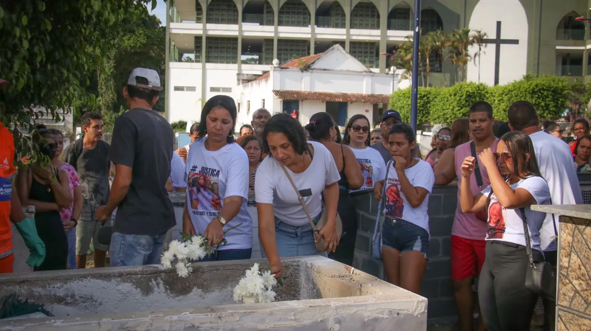 'Vamos à rua, vamos gritar', diz prima em enterro de Maria Eduarda