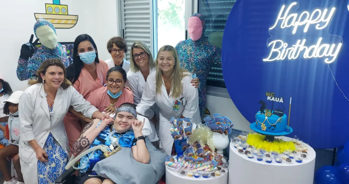 Menino 'adotado' por equipe de hospital completa 18 anos na unidade