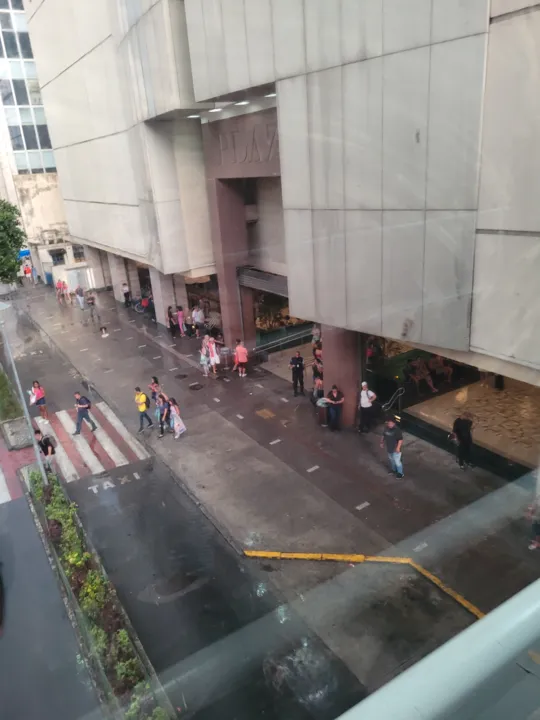 Chuva intensa provocou alagamentos e queda de árvores