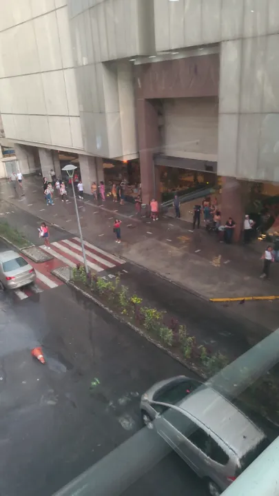 Chuva intensa provocou alagamentos e queda de árvores