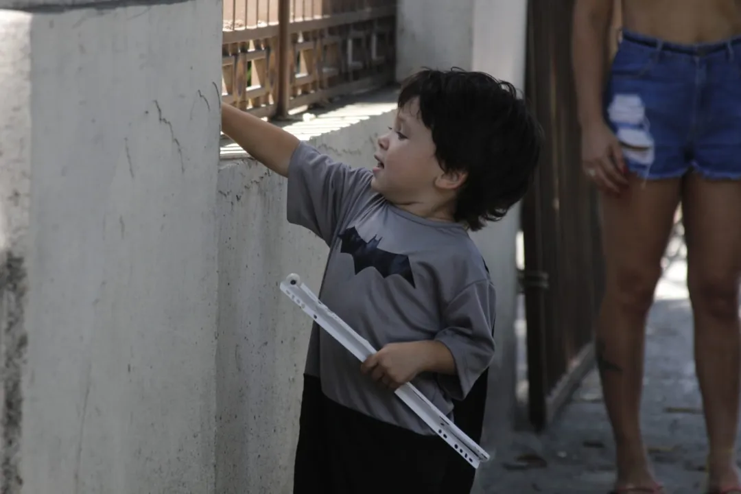 João têm 3 anos e está aproveitando a folia 