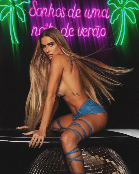 Deborah Secco se fantasia de Bruna Surfistinha para o Baile da Vogue