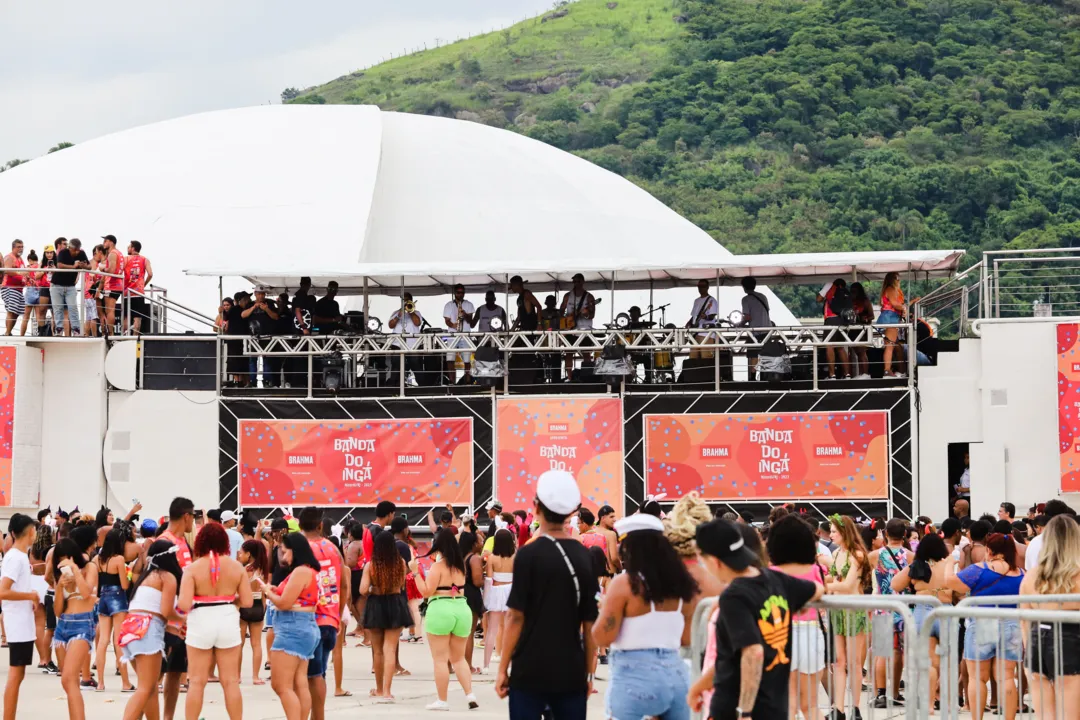 Foliões curtiram o domingo de pré-Carnaval em Niterói