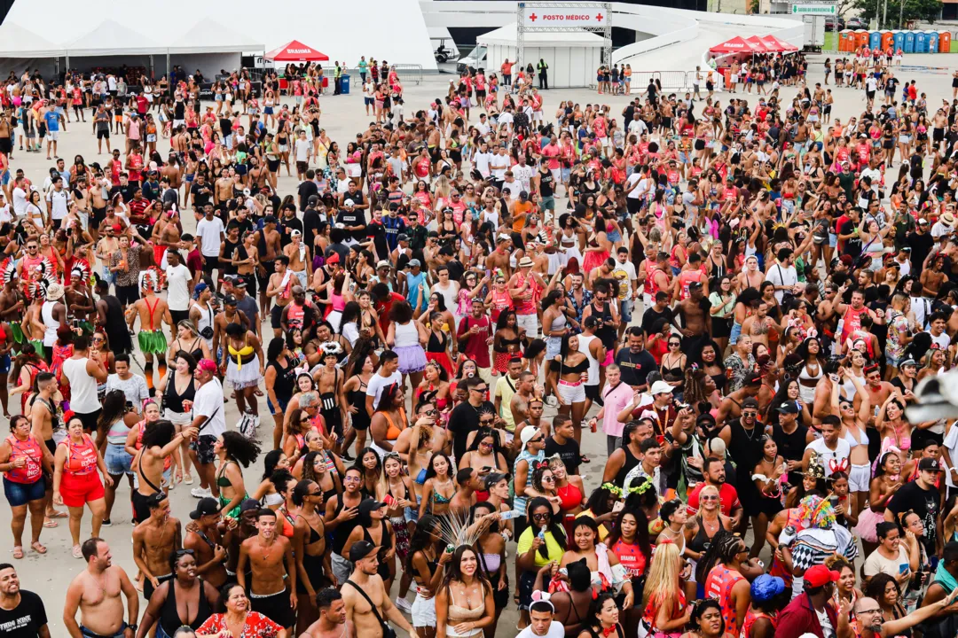 Foliões curtiram o domingo de pré-Carnaval em Niterói