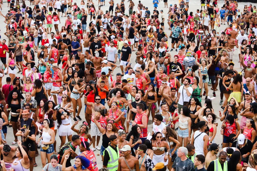 Foliões curtiram o domingo de pré-Carnaval em Niterói