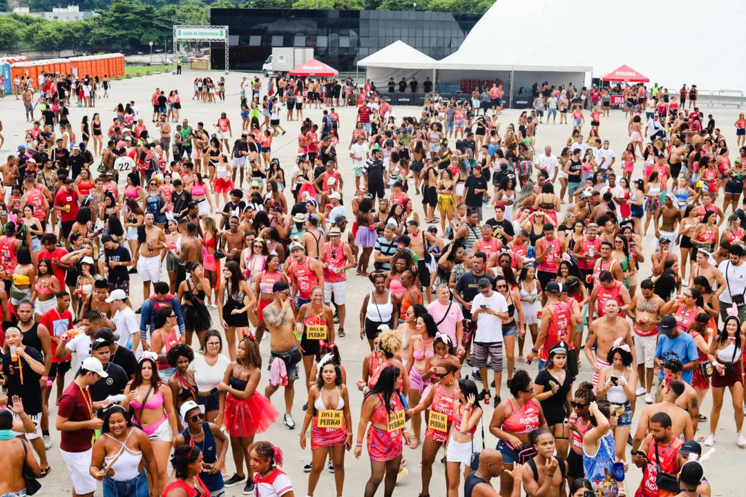 Foliões curtiram o domingo de pré-Carnaval em Niterói