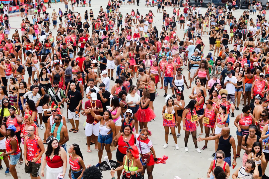 Foliões curtiram o domingo de pré-Carnaval em Niterói