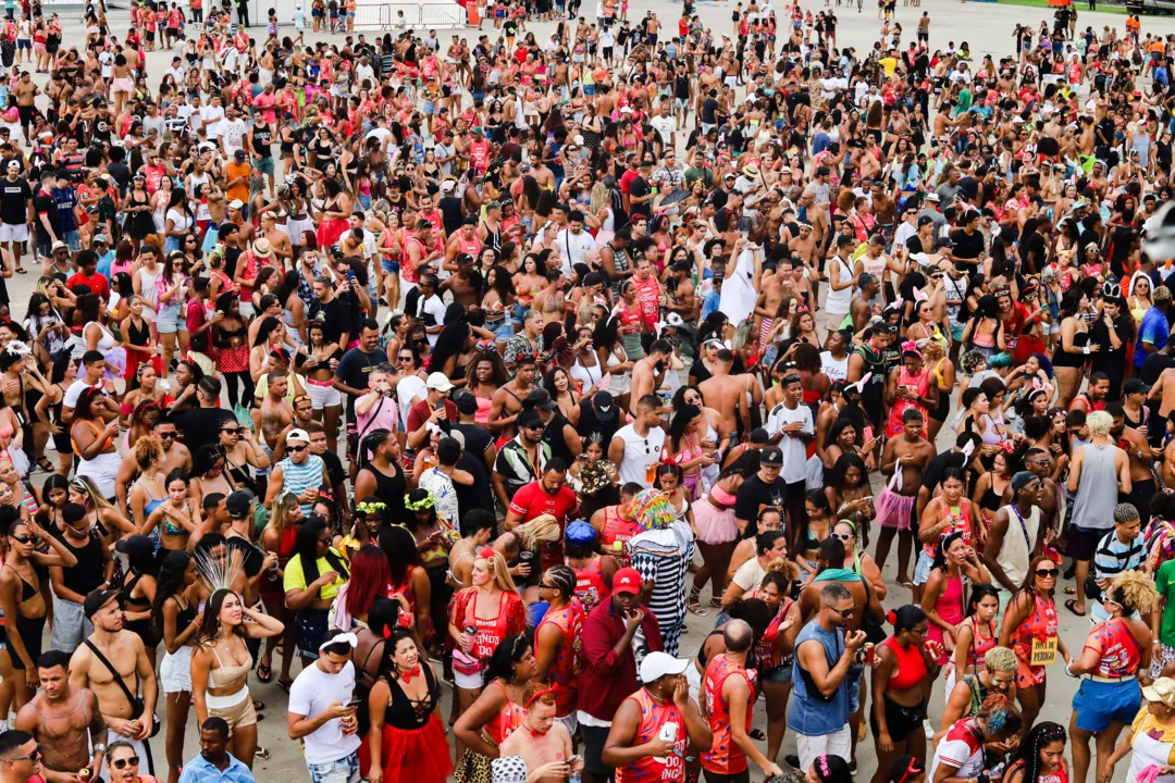 Foliões curtiram o domingo de pré-Carnaval em Niterói