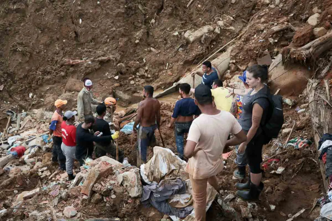 Na manhã seguinte, dia 16 de fevereiro de 2022, um grupo com dezenas de bombeiros saiu da capital para dar apoio às buscas de vítimas na cidade serrana.