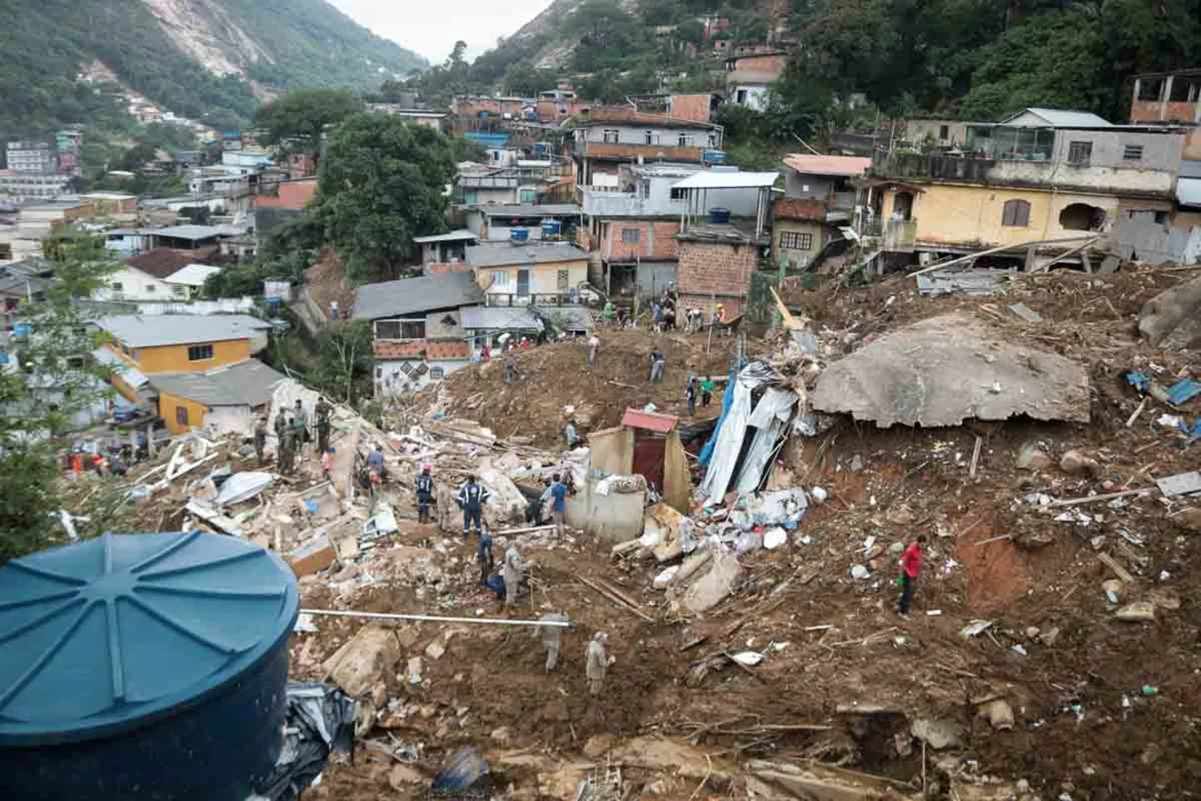 Na manhã seguinte, dia 16 de fevereiro de 2022, um grupo com dezenas de bombeiros saiu da capital para dar apoio às buscas de vítimas na cidade serrana.