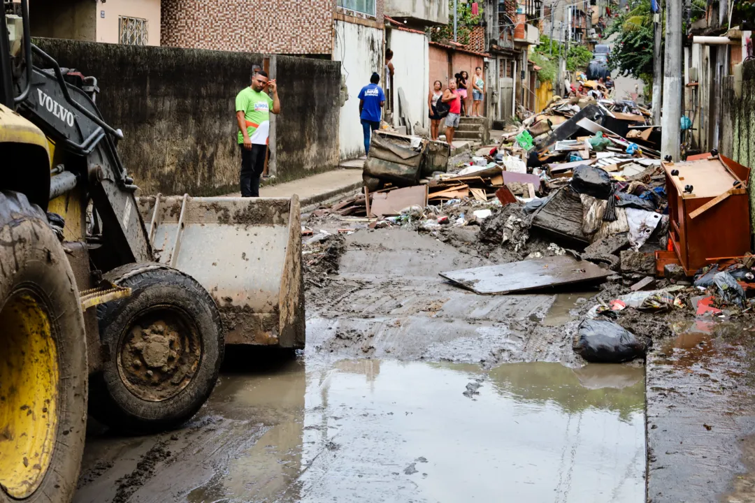 A rua segue com muita lama e muitos itens perdidos pelos moradores 