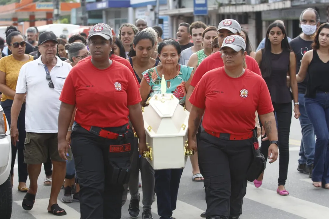 Multidão acompanha sepultamento no Cemitério de São Gonçalo 