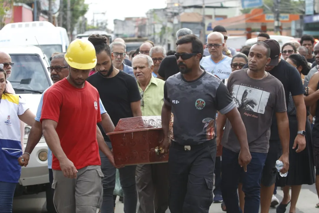 Multidão acompanha sepultamento no Cemitério de São Gonçalo 