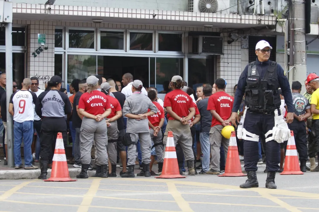 Multidão acompanha sepultamento no Cemitério de São Gonçalo 