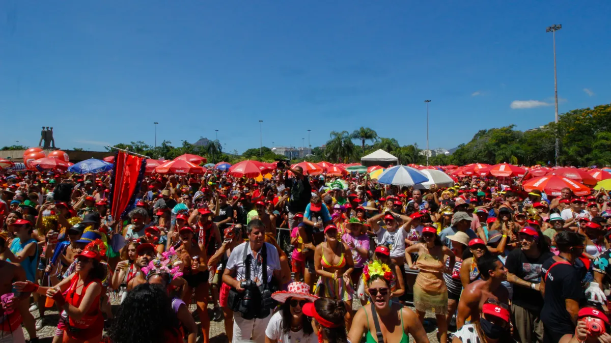 Milhares estiveram presente na folia, que acontece no Aterro do Flamengo