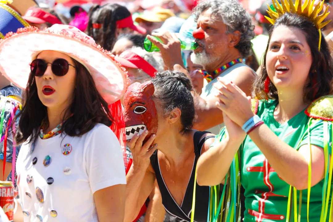 Mesmo com a temperatura quente, público não deixou de comparecer ao tradicional bloco