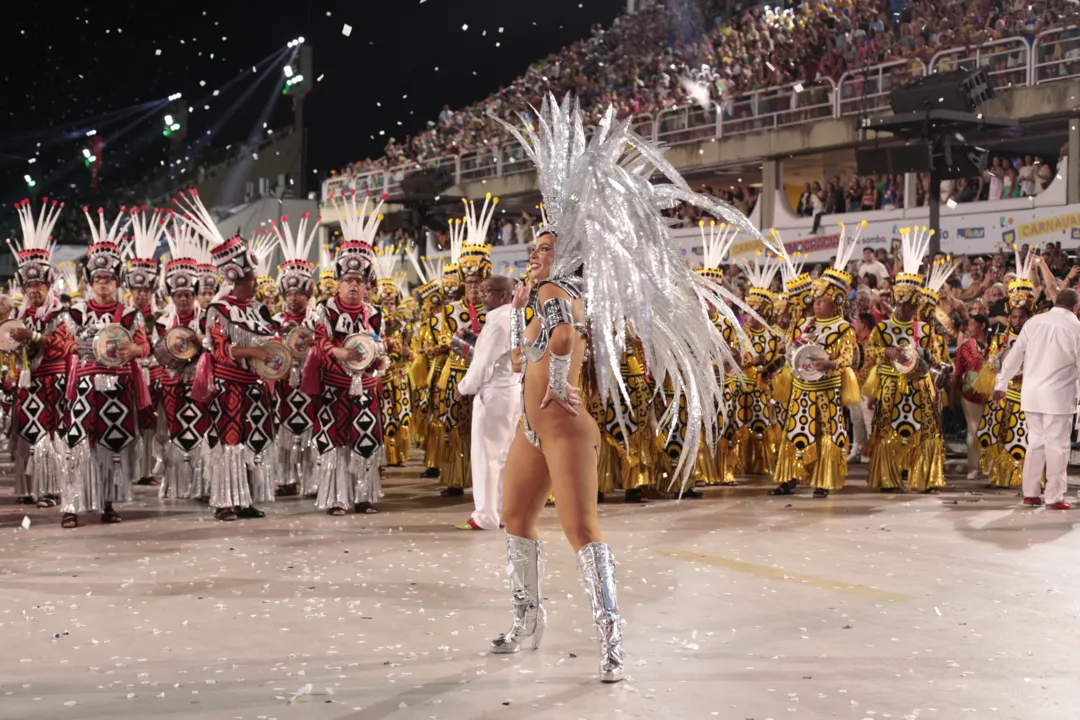 Paolla Oliveira brilhou como Rainha da Bateria da Grande Rio 