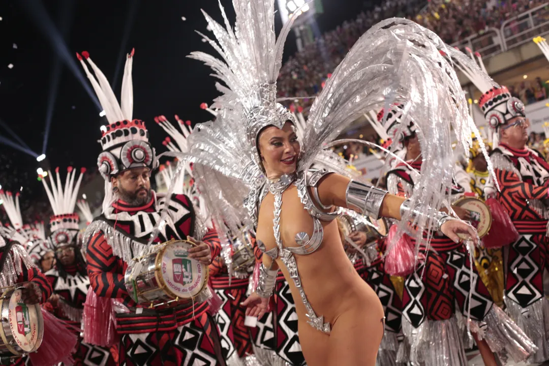 Paolla Oliveira brilhou como Rainha da Bateria da Grande Rio 