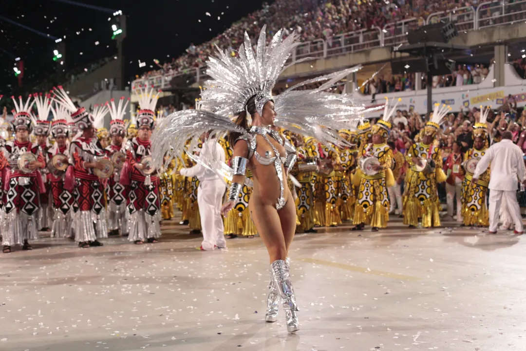 Paolla Oliveira brilhou como Rainha da Bateria da Grande Rio 