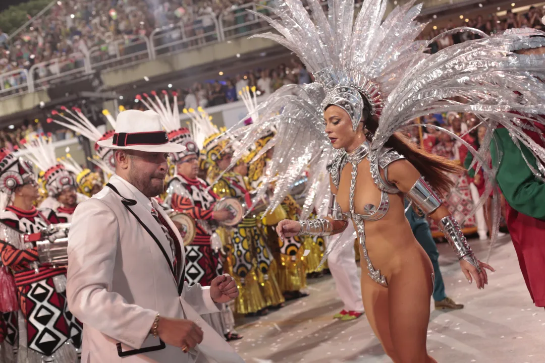 Paolla Oliveira brilhou como Rainha da Bateria da Grande Rio 