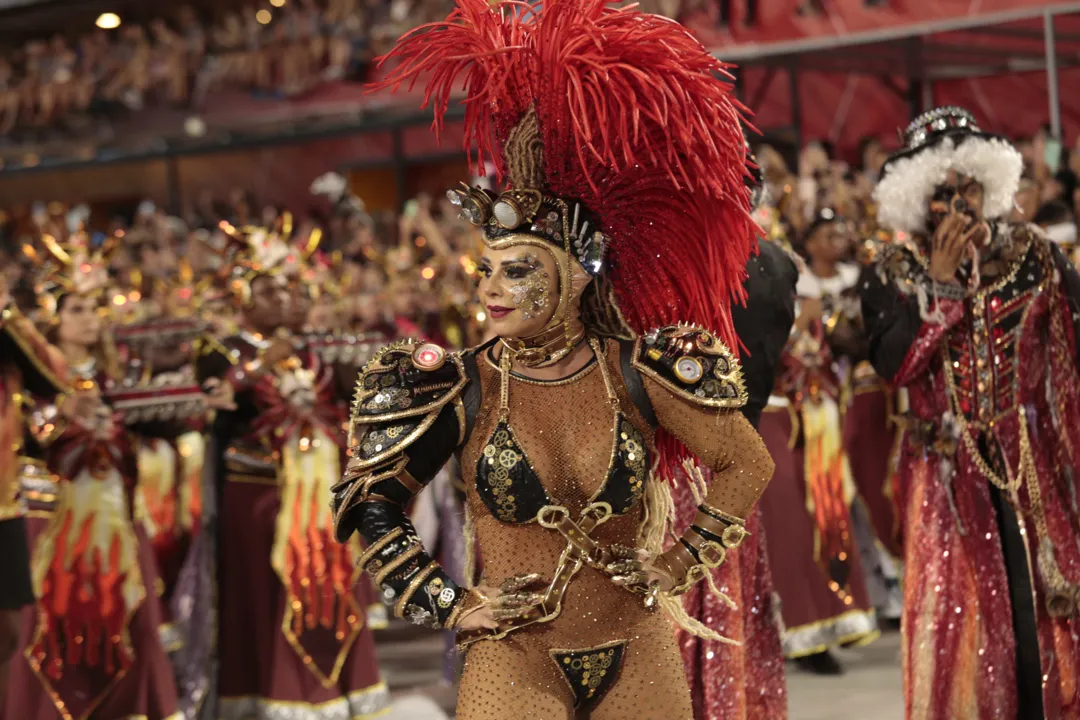 Viviane Araújo bombou como Rainha da Bateria do Salgueiro na Sapucaí nesta madrugada desta segunda-feira (20)