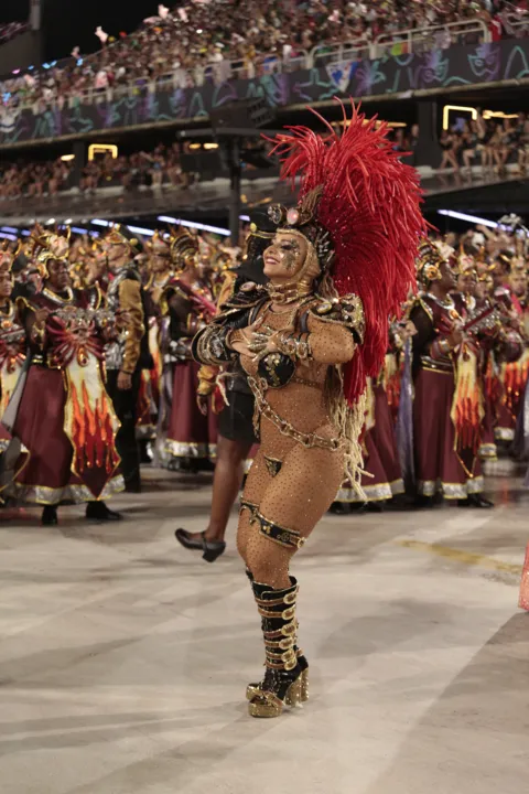 Viviane Araújo bombou como Rainha da Bateria do Salgueiro na Sapucaí nesta madrugada desta segunda-feira (20)