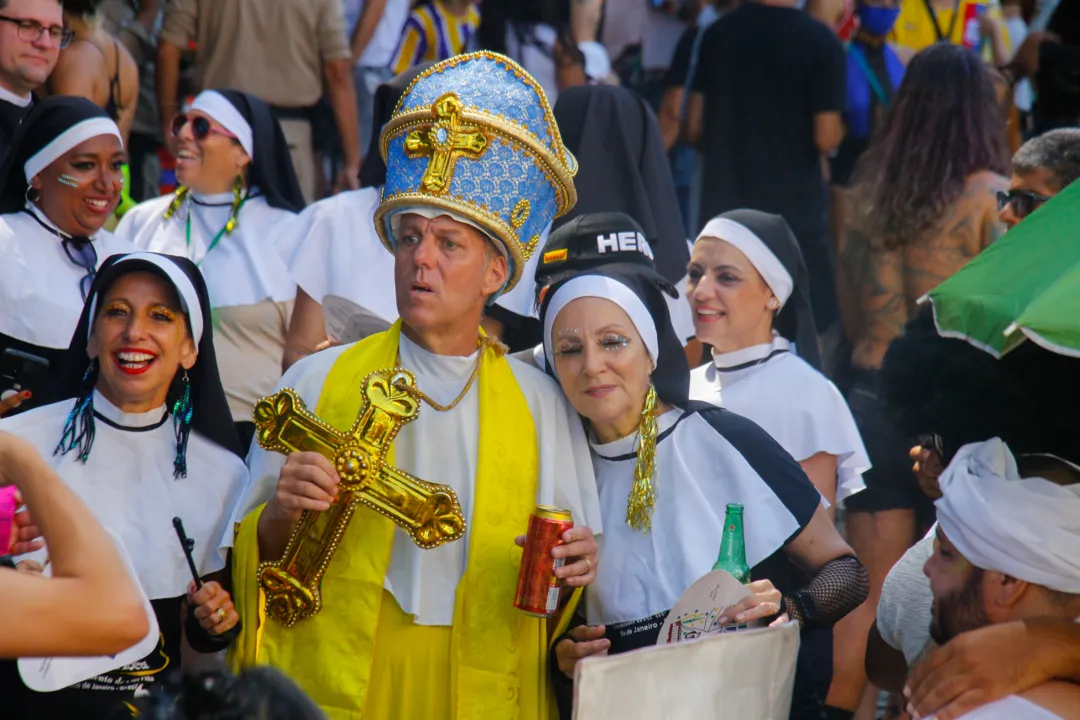 Foliões curtindo o bloco das Carmelitas 