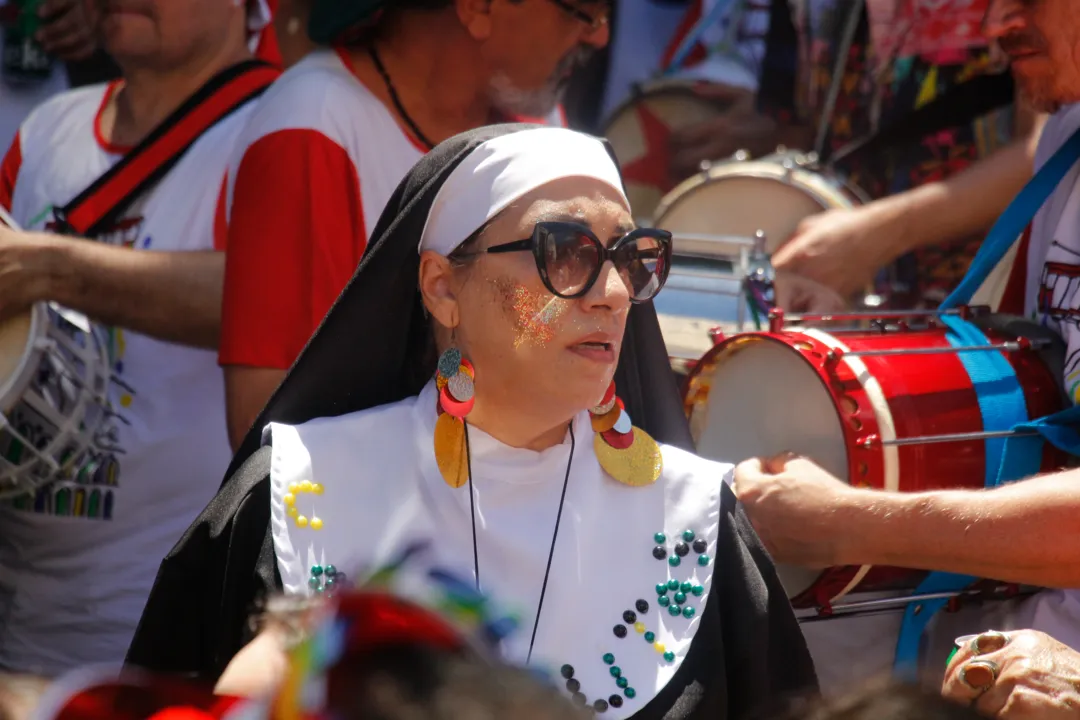 Foliões curtindo o bloco das Carmelitas