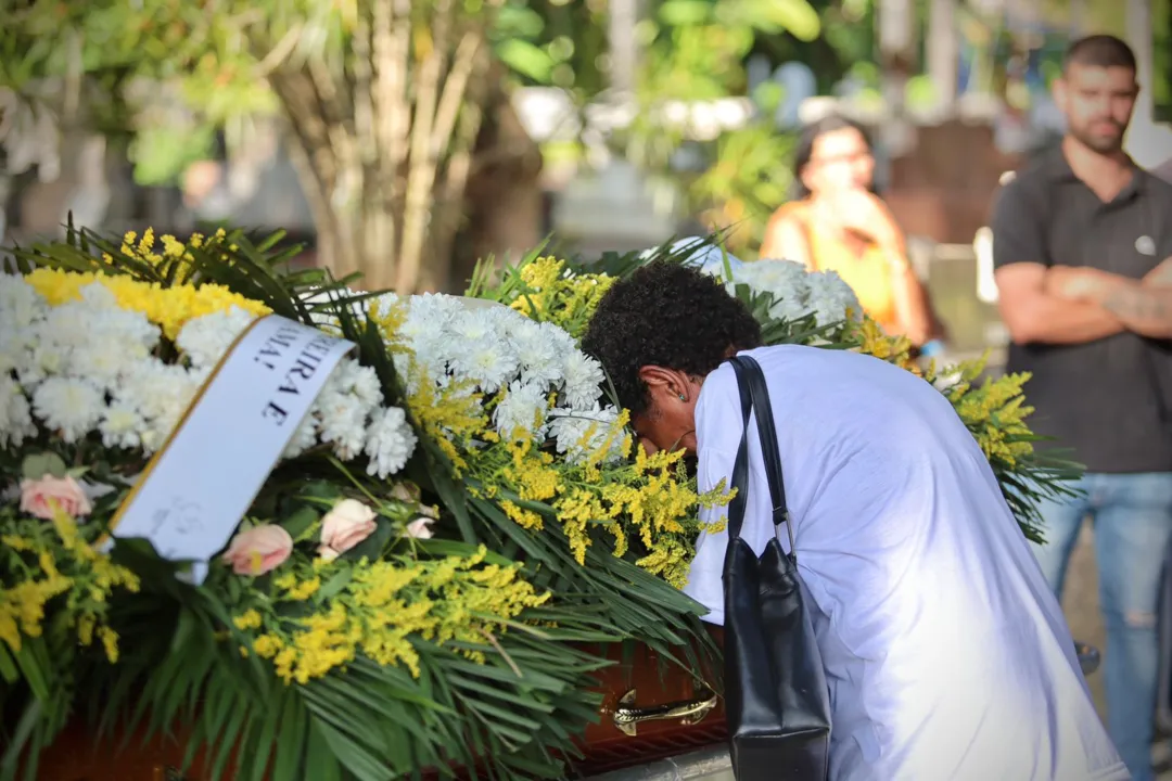 Tristeza e revolta dos amigos e familiares do estoquista de 30 anos 