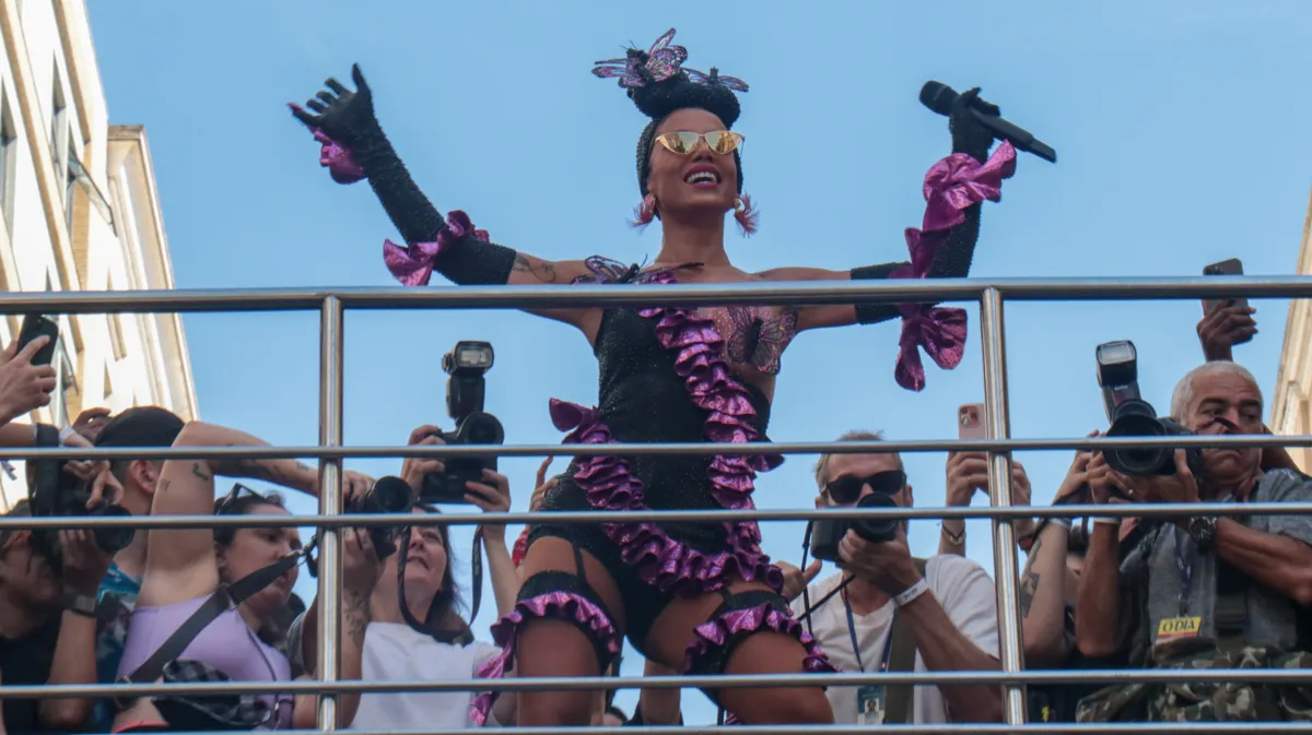 Anitta usou look inspirado em Carmen Miranda