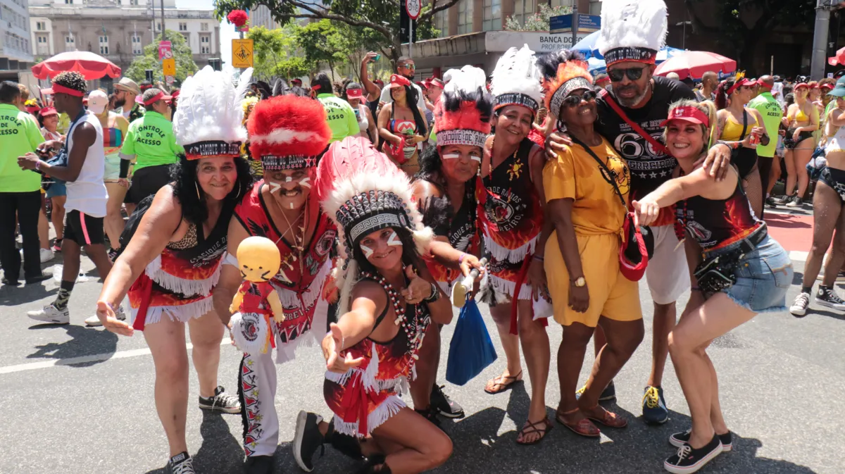 Diversas pessoas se fantasiaram para 'fechar' o Carnaval em grande estilo