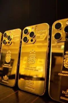 Messi presenteia companheiros de seleção com 35 iPhones de ouro