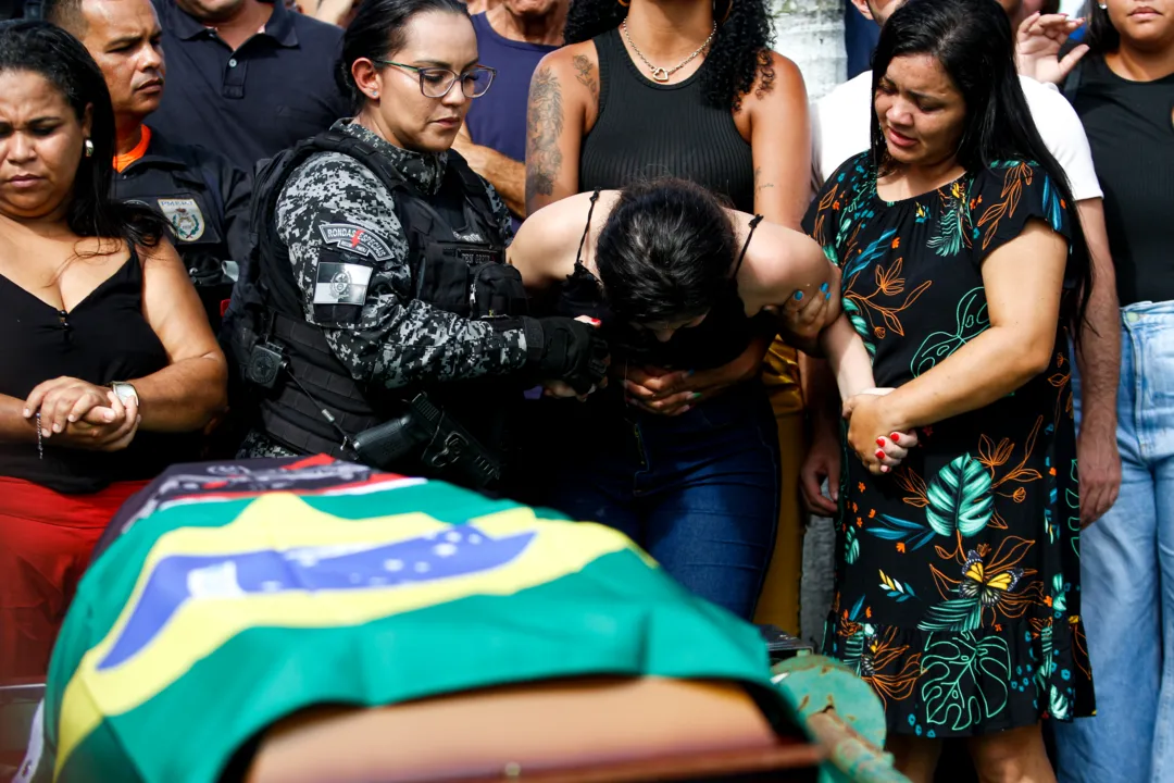 Mariana, atual esposa do cabo, estava muito abalada e precisou ser consolada por amigos 