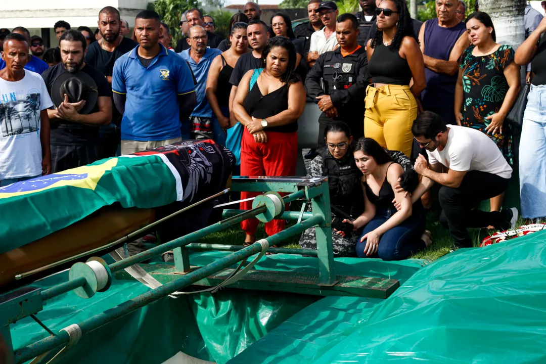 Mariana, atual esposa do cabo, estava muito abalada e precisou ser consolada por amigos 