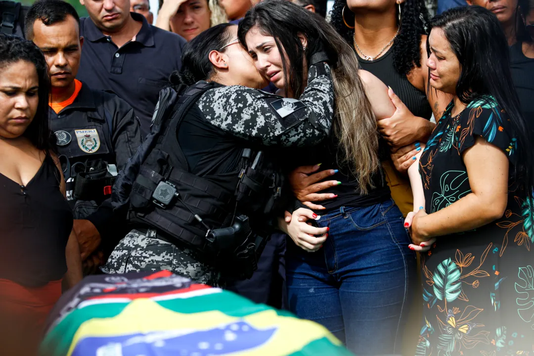 Mariana, atual esposa do cabo, estava muito abalada e precisou ser consolada por amigos 