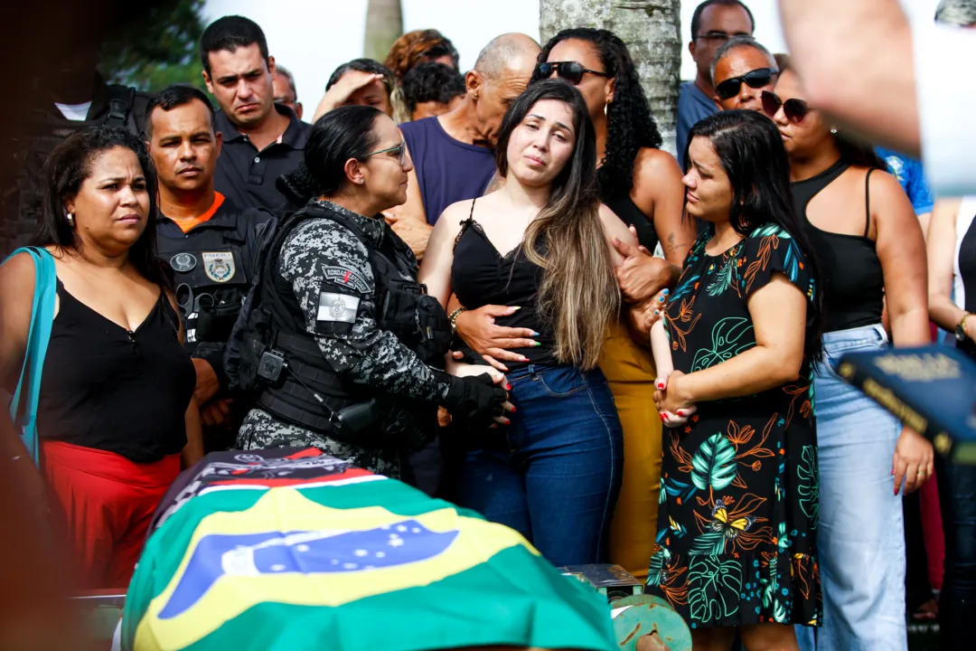 Mariana, atual esposa do cabo, estava muito abalada e precisou ser consolada por amigos 