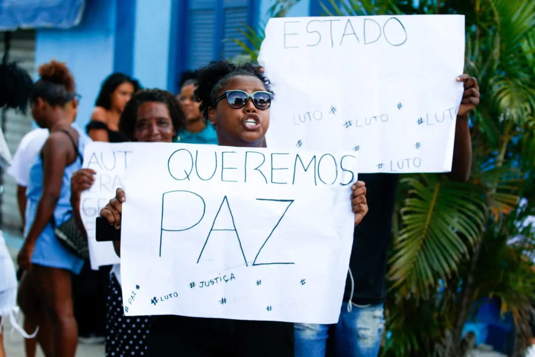 Parentes e amigos levaram cartazes para o sepultamento 