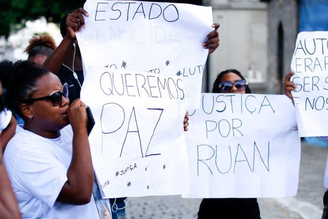 Parentes e amigos levaram cartazes para o sepultamento 