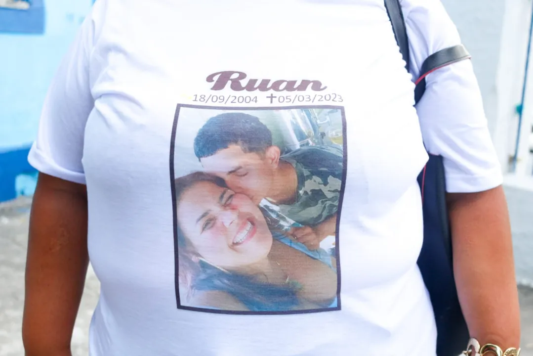 Presentes ao enterro também compareceram vestidos com camiseta com foto da vítima