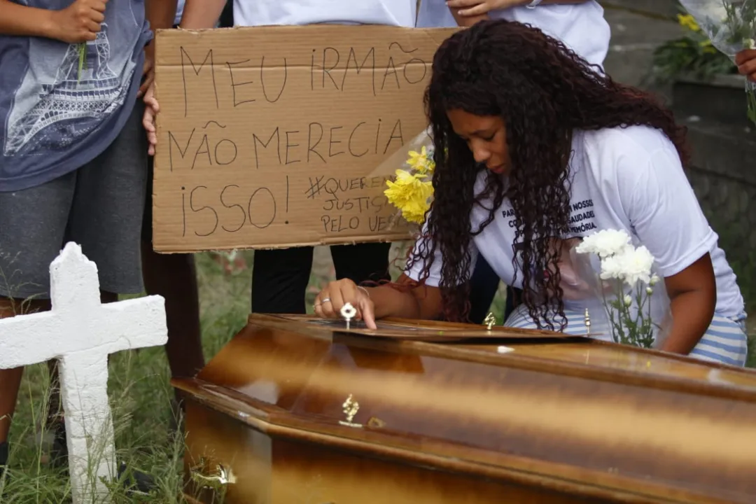 Muita emoção no sepultamento do corpo de Uesclei 