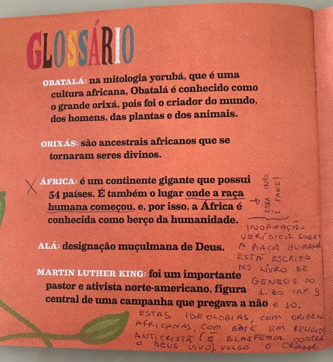 Livro foi rabiscado com trechos da Bíblia e pontuava que informações sobre Orixás são falsas