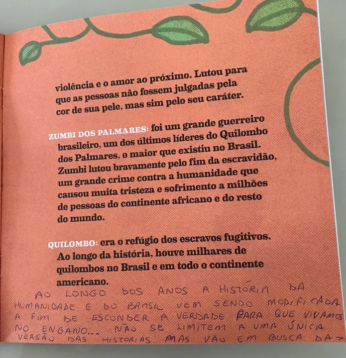 Livro foi rabiscado com trechos da Bíblia e pontuava que informações sobre Orixás são falsas