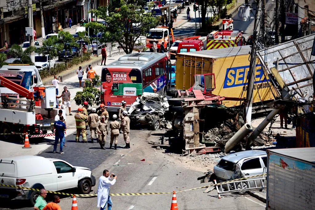 Acidente envolveu 12 carros na Alameda São Boaventura