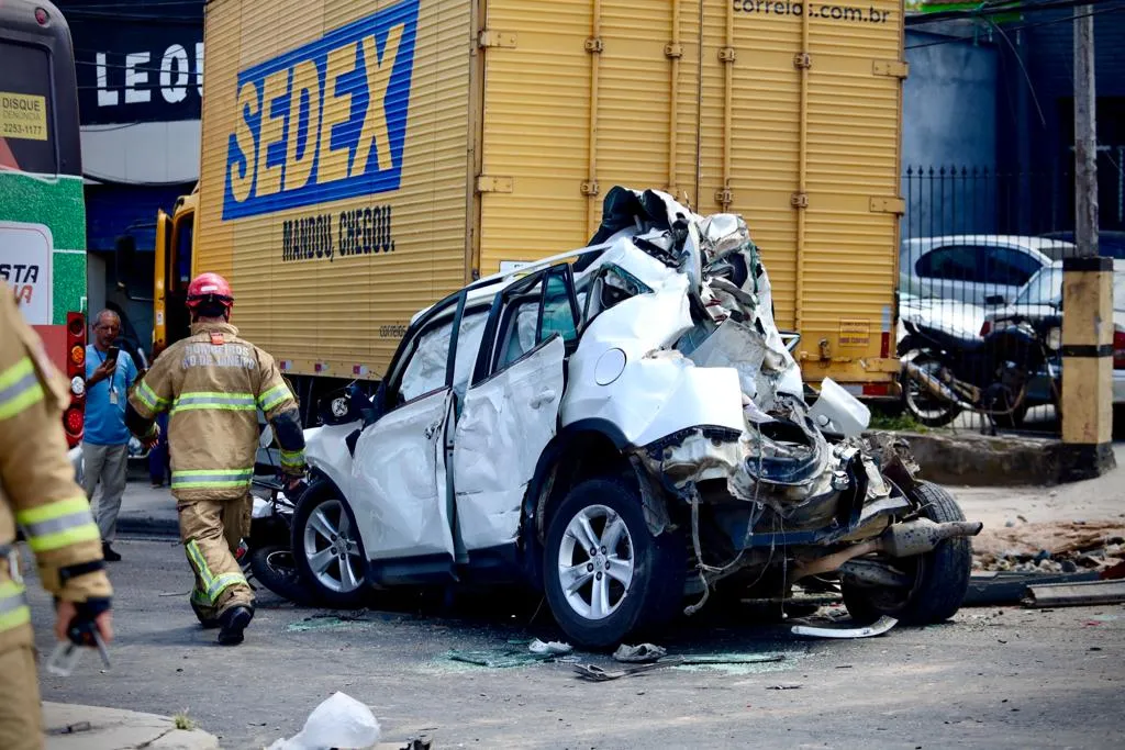 Acidente envolveu 12 carros na Alameda São Boaventura