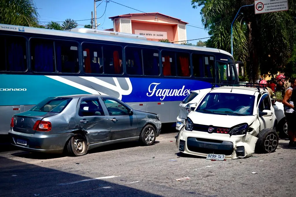 Acidente envolveu 12 carros na Alameda São Boaventura