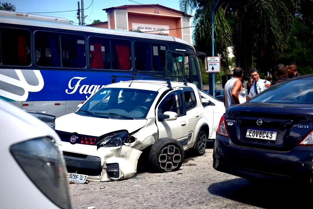 Acidente envolveu 12 carros na Alameda São Boaventura