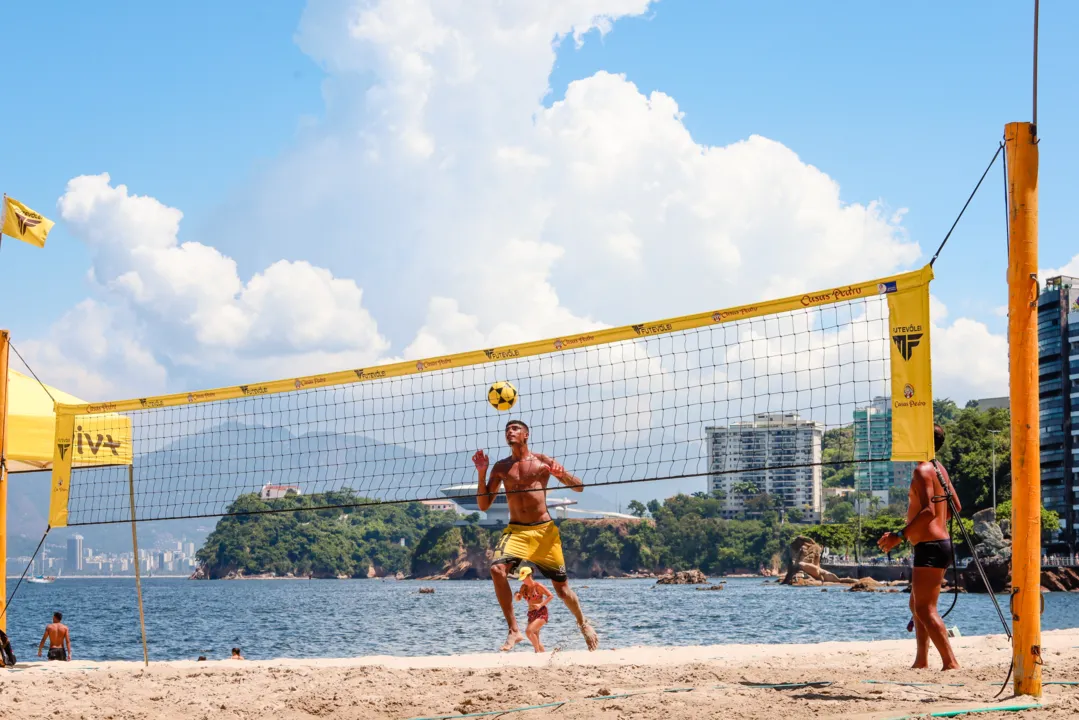 O verão permitiu que muitas pessoas fizessem esportes na praia 