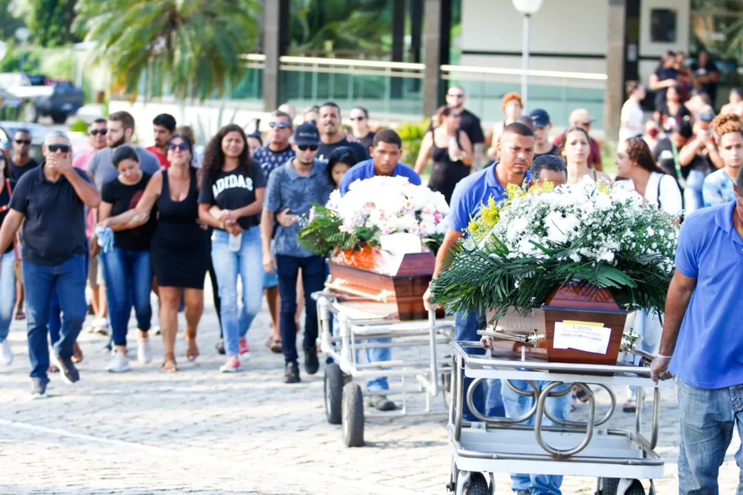 Enterro da família morta na BR-493