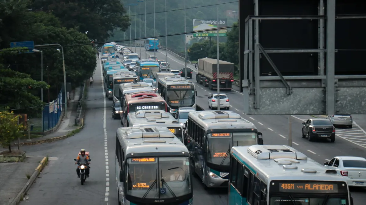 Ato complicou o trânsito no sentido Niterói da via